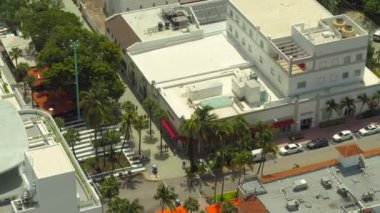 Miami Beach Lincoln Road havadan görünümü binalar ve arabalar