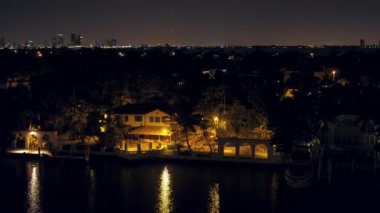 Miami gece lüks konağının havadan görünümü