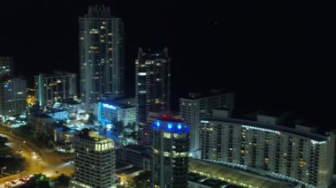 Hava gece görüntüleri 6000 Hint Creek kat mülkiyeti mavi çatı ışıkları