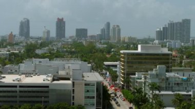 Miami Beach Lincoln Road havadan görünümü binalar ve arabalar