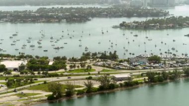 Miami savaş gemileriyle limanının havadan görünümü