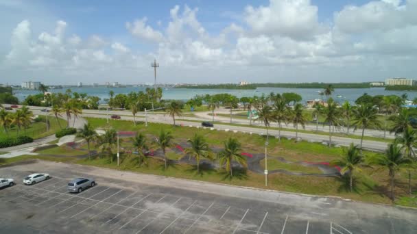 Luftaufnahme Eines Außenparkplatzes Mit Autos Und Palmen Miami — Stockvideo