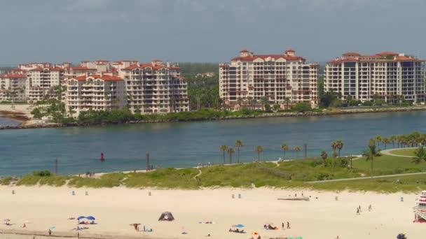 マイアミの砂浜のビーチと建物の空中写真 — ストック動画