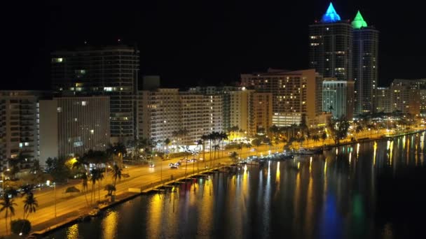 在迈阿密夜间的科林斯大道鸟瞰图 — 图库视频影像