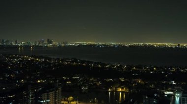 Gece dron video Miami Beach profili Körfezi batısında