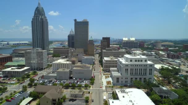 Video Aéreo Bajo Downtown Mobile Alabama Volar Través — Vídeo de stock