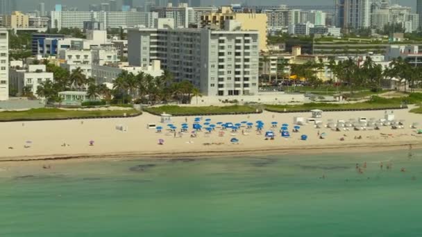 Parasoll Sand Miami Beach Teleobjektiv Filmen — Stockvideo