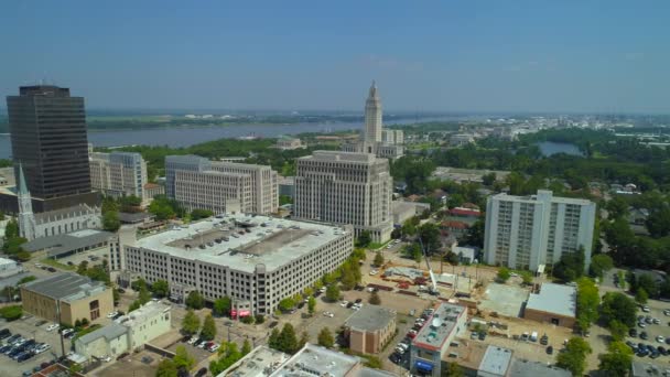 州議会議事堂の建物の眺めを持つ空中ダウンタウン バトン ルージュ — ストック動画