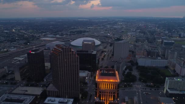 Filmati Aerei Notturni Delle Torri Della Louisiana Centro New Orleans — Video Stock