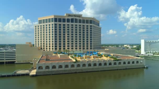 Vídeo Aéreo Beau Rivage Piscina Deck Revelar Com Multidões Pessoas — Vídeo de Stock