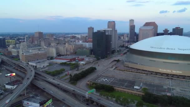 Epikus Légi Drone Felvételeket New Orleans Downtown Sport Stadionok 24P — Stock videók