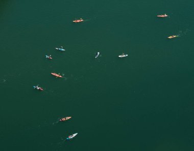 Eğlenceli stand-up kürek kurulları ve Colorado Nehri kayaks sahip insanların hava dron görüntü