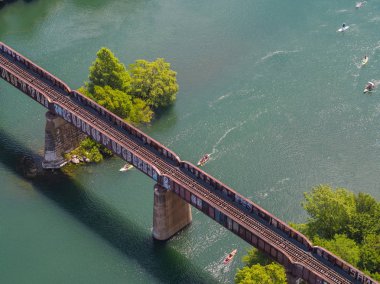 Bir demiryolu Colorado Nehri Austin Texas üzerinde hava dron görüntü