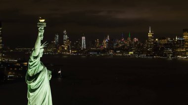 Özgürlük Anıtı'nın gece New York City ile havadan görüntü içinde belgili tanımlık geçmiş