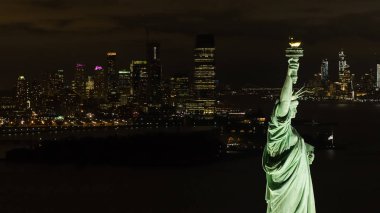 Özgürlük Anıtı'nın gece New York City ile havadan görüntü içinde belgili tanımlık geçmiş