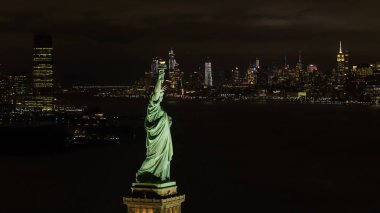 Özgürlük heykeli New York ABD Hava dron görüntü
