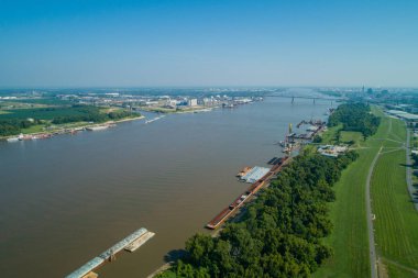 Mississippi Nehri ve liman hava dron görüntüsü