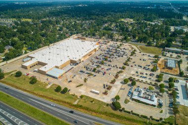 Lake Charles, La, Amerika Birleşik Devletleri - 1 Ağustos 2018: Havadan görüntü Lake Charles Louisiana Walmart Supercenter