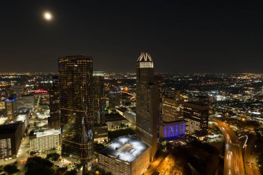 Mimari Houston Texas ile bir dron geceleri vurdu.