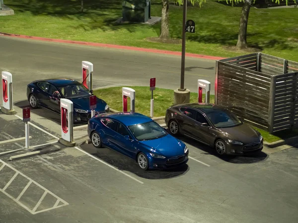 Wizerunek Teslach Doładowanie Parkingu — Zdjęcie stockowe