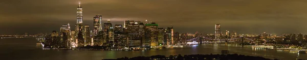 曇りの夜ニューヨーク市マンハッタンの空中夜ドローンのイメージ — ストック写真