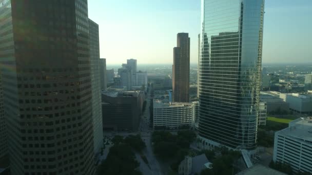 米国テキサス州ヒューストンの高層ビルの間の低空飛行 — ストック動画