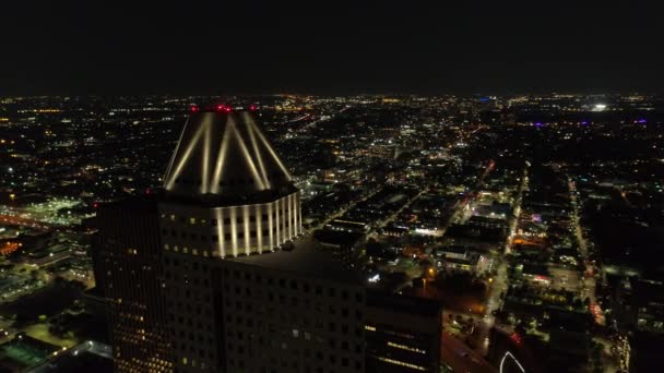 照亮了摩天大楼在夜间城市无人机镜头得克萨斯州休斯敦 — 图库视频影像