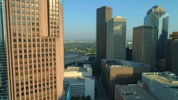 テキサス州の高層ビルの間を飛行ドローンのビデオ — ストック動画