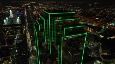 Dallas cityscape banka Amerika Finans Merkezi ile gece havadan görünümü 