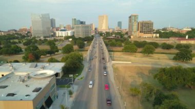 Fort Worth cityscape Köprüsü, Texas, ABD taşıma araçları ile havadan görünümü
