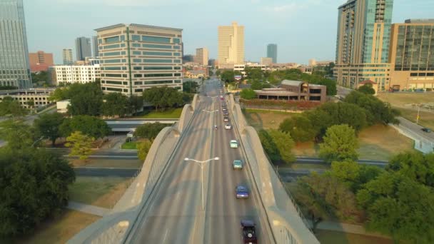 テキサス 米国に沿って動く車でフォートワース都市景観の航空写真 — ストック動画