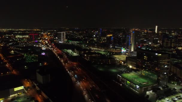Εναέρια Άποψη Του Αυτοκινητοδρόμου Στο Ντάλας Του Τέξας Βράδυ — Αρχείο Βίντεο