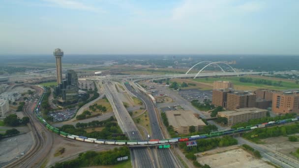 Luftaufnahme Eines Zuges Der Dallas Texas Vorbeifährt — Stockvideo