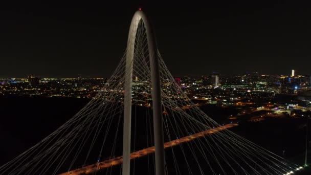 Drone Imagens Dallas Texas Margaret Caça Colina Ponte Iluminada Noite — Vídeo de Stock