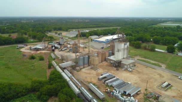 Industriële Boerderij Apparatuur Luchtfoto Drone Viaduct Tilt Omlaag — Stockvideo