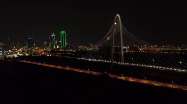 Gece dron video Dallas Texas Margaret Hunt Hill Köprüsü