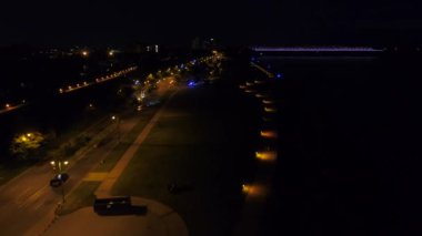 Nehir kenarında Memphis Tennessee gece dron görüntüleri 4k