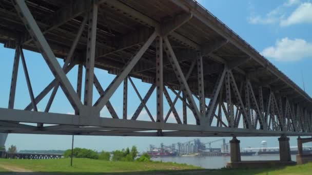 金属桥下的电影镜头运动视频 — 图库视频影像