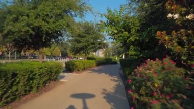 Bir grup insan bir park Houston Texas motosiklet yükselen