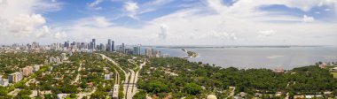 Hava dron fotoğraf panorama Miami Brickell ve bay