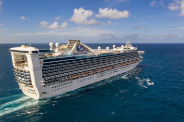 Fort Lauderdale, Fl, Amerika Birleşik Devletleri - 1 Eylül 2018: Hava dron görüntü bir cruise gemi denizde