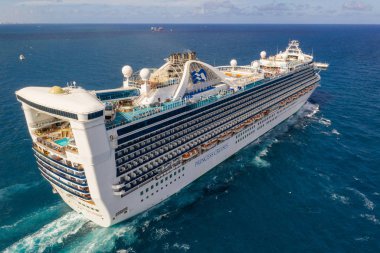 Fort Lauderdale, Fl, Amerika Birleşik Devletleri - 1 Eylül 2018: Princess Cruises gemi su hava fotoğrafı bir dron ile vurdu