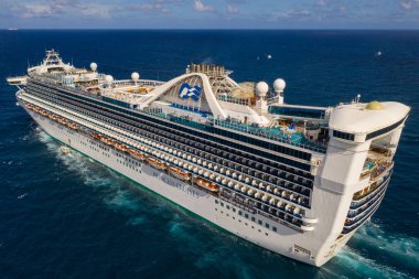 Fort Lauderdale, Fl, Amerika Birleşik Devletleri - 1 Eylül 2018: Dron görüntü Princess Cruise Ship Florida