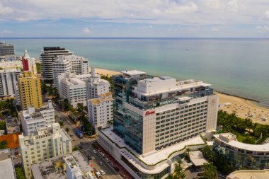 Hava dron fotoğraf ikonik oteller ve sahil tatil köyleri ile Miami Beach Faena bölgesinin