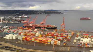 Endüstriyel vinçler ve gemi ile Seattle limanının havadan görünümü