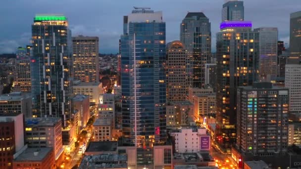 Seattle Işıklı Cityscape Gece Havadan Görünümü — Stok video