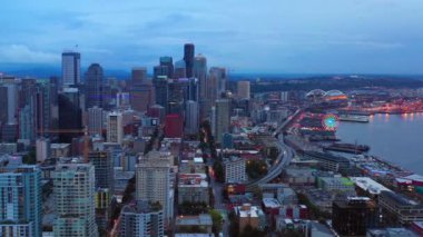Seattle cityscape Körfezi ve dock ile havadan görünümü