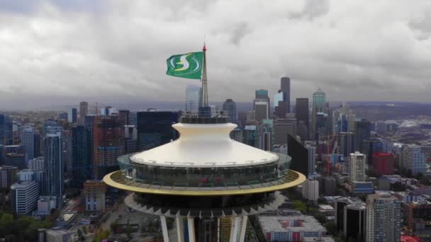 Widok Taras Widokowy Wieży Space Needle Flagą Seattle — Wideo stockowe