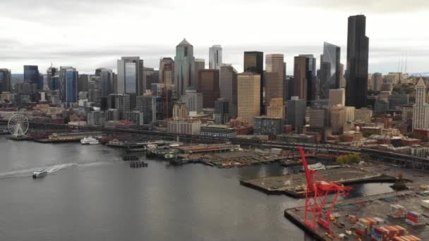 湾とドックをシアトルの街並みの空撮 — ストック動画