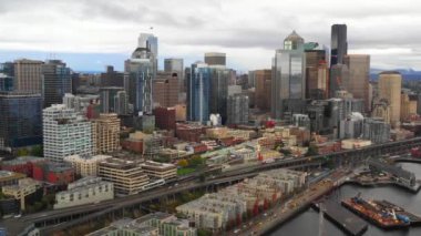Seattle cityscape Körfezi ve dock ile havadan görünümü